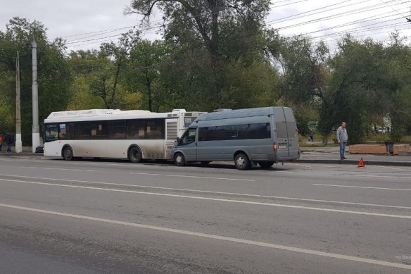 Водитель маршрутки протаранил остановившийся автобус Водитель маршрутки протаранил остановившийся автобус 