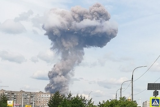 Такой столб дыма довелось увидеть испуганным жителям Дзержинска в минувшую субботу Такой столб дыма довелось увидеть испуганным жителям Дзержинска в минувшую субботу