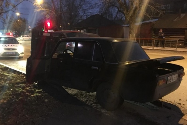 Люди, попавшие под колеса, собирались переходить дорогу и ждали разрешающий сигнал светофора. Первоначально сообщали о трех пострадавших Люди, попавшие под колеса, собирались переходить дорогу и ждали разрешающий сигнал светофора. Первоначально сообщали о трех пострадавших