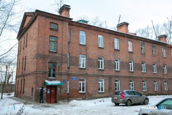 Жительница одной из квартир обратилась в мэрию с просьбой признать дом аварийным и выдать новую квартиру Жительница одной из квартир обратилась в мэрию с просьбой признать дом аварийным и выдать новую квартиру 