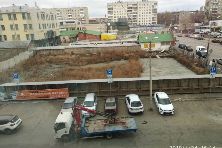 Знаки установили только сегодня, но эвакуаторы уже начали увозить машины с парковки Знаки установили только сегодня, но эвакуаторы уже начали увозить машины с парковки
