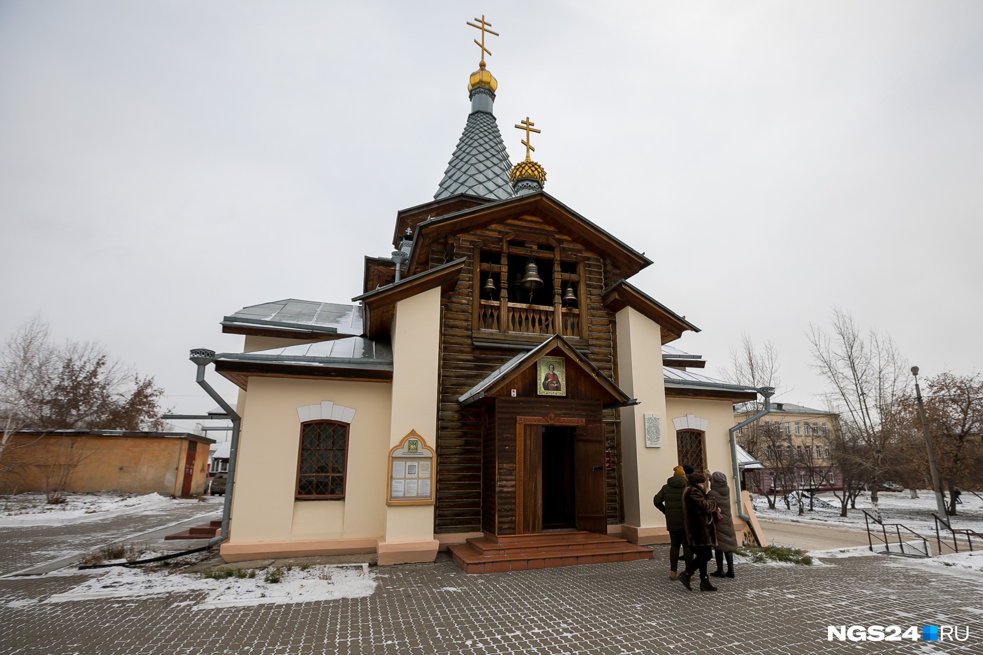 Сначала в больнице была небольшая часовня в кардиологическом корпусе, а в 2002 году появился довольно большой храм Сначала в больнице была небольшая часовня в кардиологическом корпусе, а в 2002 году появился довольно большой храм