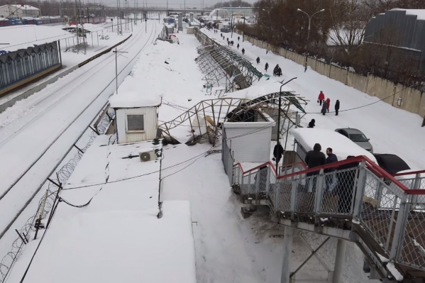 Крыша не выдержала тяжести снега Крыша не выдержала тяжести снега