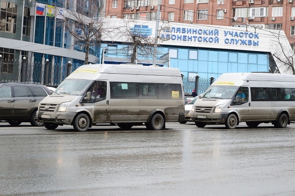 Нелегальные перевозчики подъезжают к остановкам не по расписанию и наперерез официальным автобусам Нелегальные перевозчики подъезжают к остановкам не по расписанию и наперерез официальным автобусам