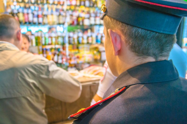 Сейчас алкоголь запрещено продавать в общепитах с площадью зала менее 50 квадратных метров Сейчас алкоголь запрещено продавать в общепитах с площадью зала менее 50 квадратных метров