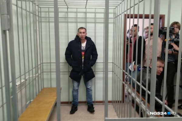 Андрей Шилов в клетке суда Андрей Шилов в клетке суда