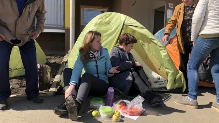 «Намерены идти до конца»: дольщики челябинского ЖК разбили палаточный городок возле долгостроя