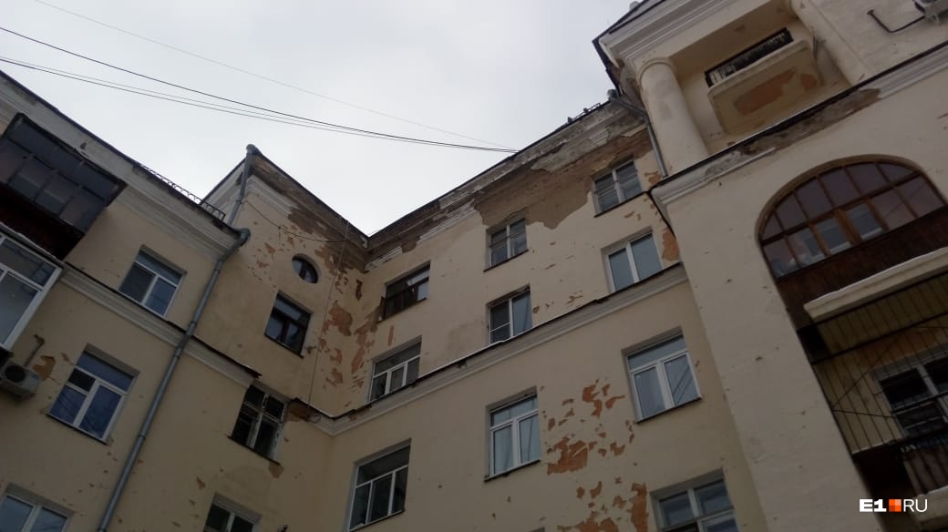 По словам местных жителей, штукатурка постоянно отваливается с фасада По словам местных жителей, штукатурка постоянно отваливается с фасада