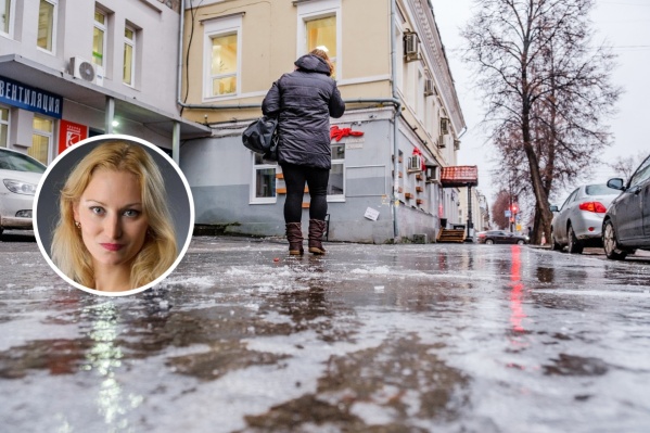Пермяки сегодня ходят осторожно, ведь все тротуары покрыты льдом Пермяки сегодня ходят осторожно, ведь все тротуары покрыты льдом