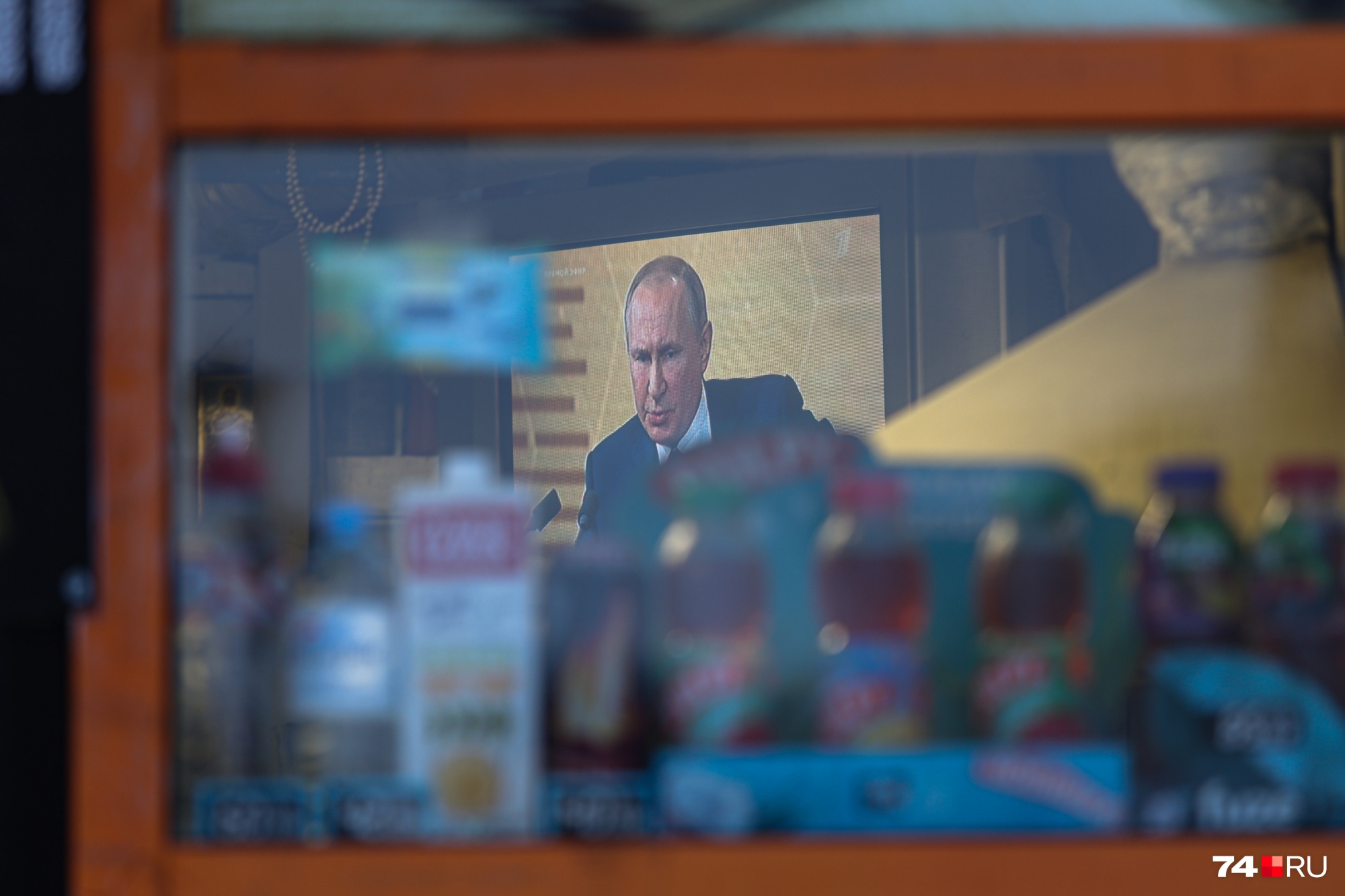 Президент с экрана телевизора оценивает ассортимент в киоске... Президент с экрана телевизора оценивает ассортимент в киоске...