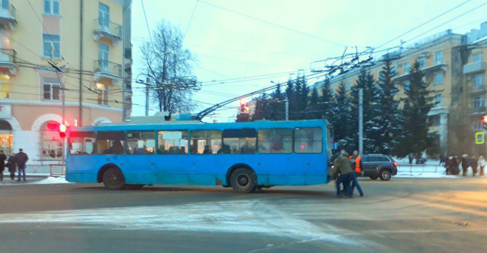 «Страшно смотреть»: как в Рыбинске пассажиры троллейбус толкали