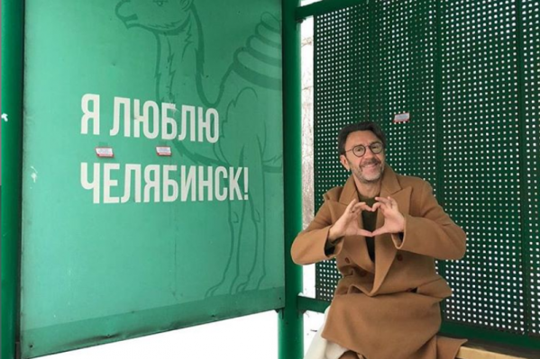 Сергей Шнуров выбрал в качестве локации старые зелёные остановки в Челябинске, от которых начали избавляться в этом году Сергей Шнуров выбрал в качестве локации старые зелёные остановки в Челябинске, от которых начали избавляться в этом году