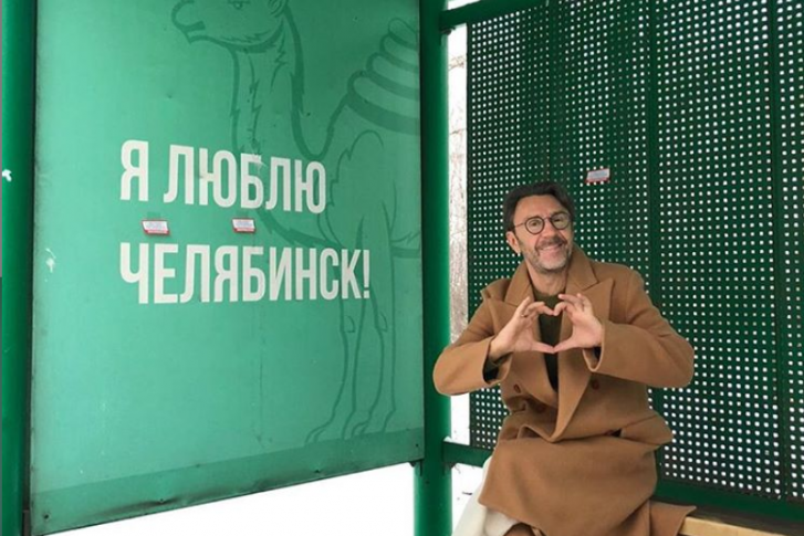 Сергей Шнуров выбрал в качестве локации старые зелёные остановки в Челябинске, от которых начали избавляться в этом году Сергей Шнуров выбрал в качестве локации старые зелёные остановки в Челябинске, от которых начали избавляться в этом году