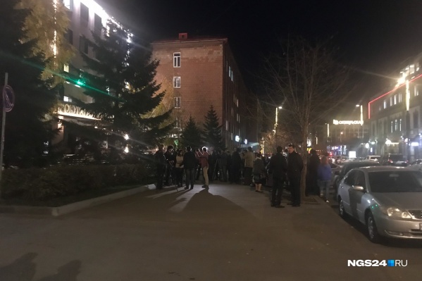 На народный сход пришло почти 30 человек и очень много журналистов На народный сход пришло почти 30 человек и очень много журналистов