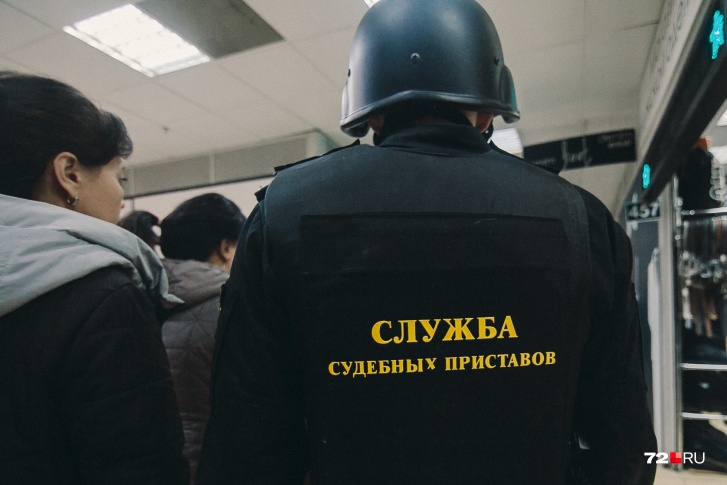 По итогам прошлого года, тюменцы задолжали в общей сложности 23 миллиарда рублей. Для сравнения: годовой бюджет области составляет 27 миллиардов По итогам прошлого года, тюменцы задолжали в общей сложности 23 миллиарда рублей. Для сравнения: годовой бюджет области составляет 27 миллиардов