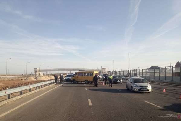В аварию попали две легковушки и маршрутка В аварию попали две легковушки и маршрутка