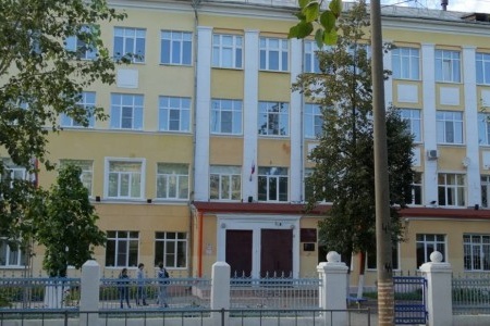 Сейчас школа № 2 Дзержинска располагается вот в этом здании 