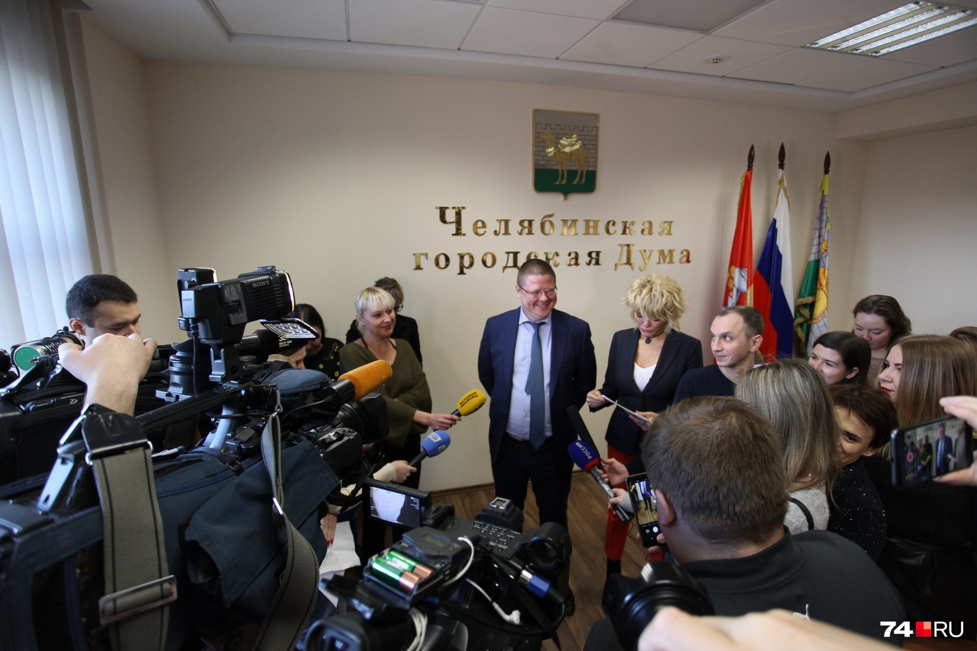 Вся процедура, несмотря на внешний глянец, вызвала повышенный интерес прессы Вся процедура, несмотря на внешний глянец, вызвала повышенный интерес прессы