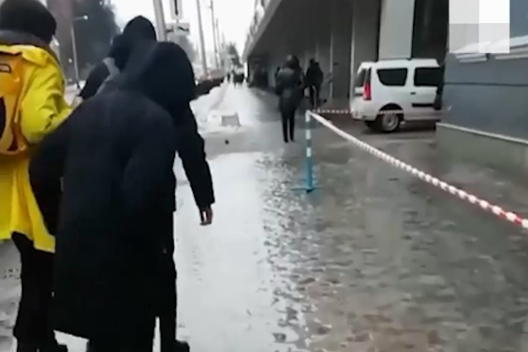В Уфе покрылась льдом улица Ленина, жители сняли на видео, как им приходится по ней идти