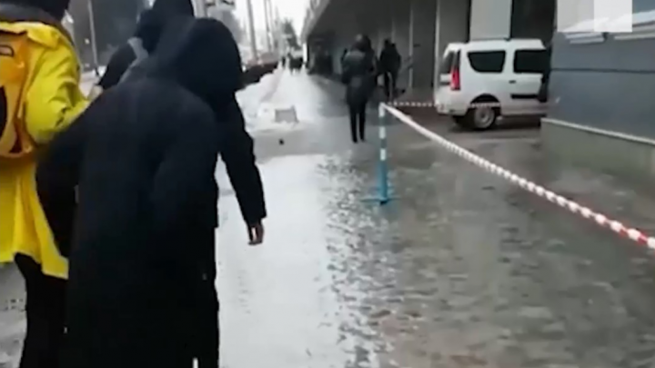 В Уфе покрылась льдом улица Ленина, жители сняли на видео, как им приходится по ней идти