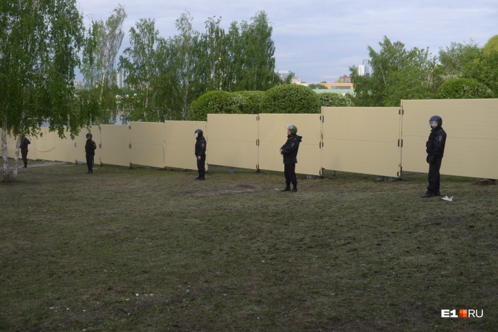 Забор вокруг стройплощадки демонтируют Забор вокруг стройплощадки демонтируют