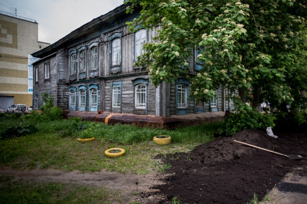 Жильцы дома на Октябрьской, 6 не смогли признать его продажу незаконной, а теперь борются в суде с несправедливыми ставками аренды Жильцы дома на Октябрьской, 6 не смогли признать его продажу незаконной, а теперь борются в суде с несправедливыми ставками аренды