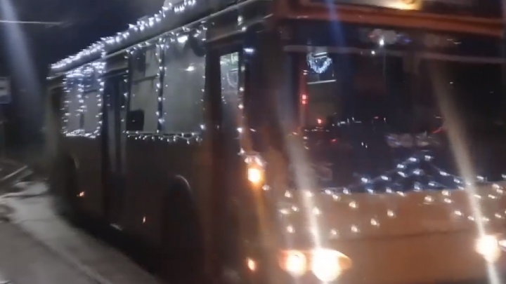 Видео дня. По Дзержинску разъезжает новогодний троллейбус