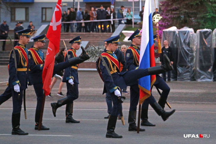 Курсантам представилась возможность продемонстрировать, чему они научились на строевых занятиях Курсантам представилась возможность продемонстрировать, чему они научились на строевых занятиях