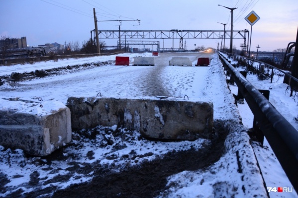 Движение по этому мосту перекрыто уже практически год Движение по этому мосту перекрыто уже практически год