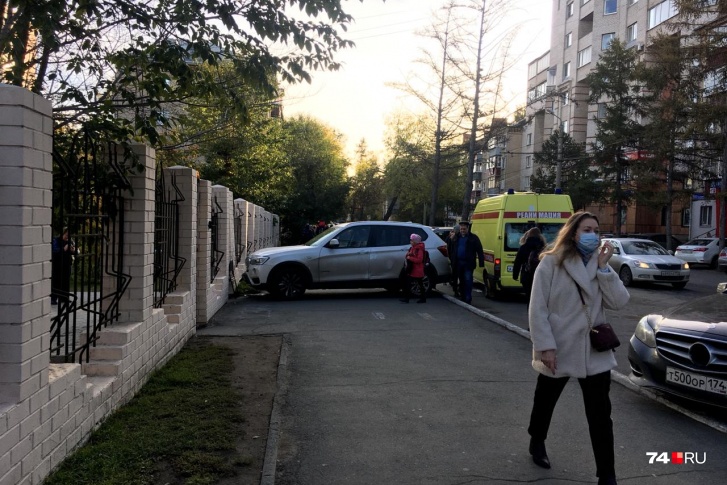 По предварительным данным, водитель BMW не справилась с управлением По предварительным данным, водитель BMW не справилась с управлением