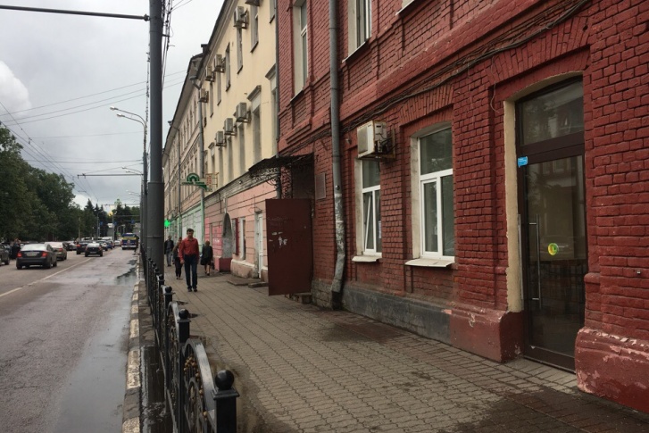 Отделение банка ограбили сегодня утром, когда двери открывала сотрудница Отделение банка ограбили сегодня утром, когда двери открывала сотрудница