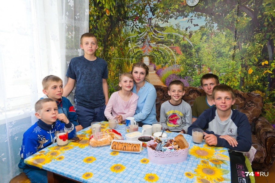 Кристина Евтушенко взяла под опеку семерых братьев и сестёр