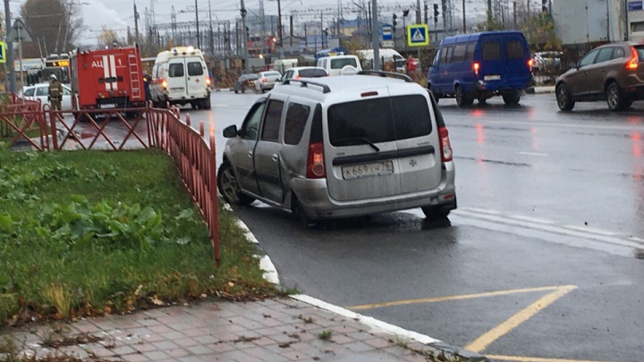 Появились подробности тройного ДТП возле Ярославля-Главного: водителя с травмами госпитализировали