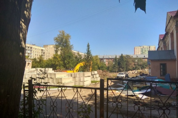 На прошлой неделе на улице 25 лет Октября начали сносить два сада На прошлой неделе на улице 25 лет Октября начали сносить два сада