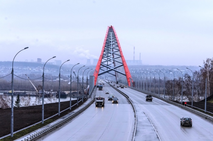 В последние годы «Сибавтобан» известен как подрядчик по проекту «Безопасные и качественные дороги», но раньше дорожники участвовали и в строительстве Бугринского моста (на фото)