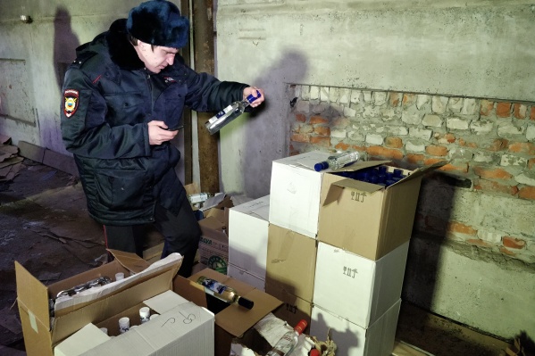 Награда за информацию о нелегальном спиртном для зауральцев может составить от одной до 20 тысяч рублей Награда за информацию о нелегальном спиртном для зауральцев может составить от одной до 20 тысяч рублей