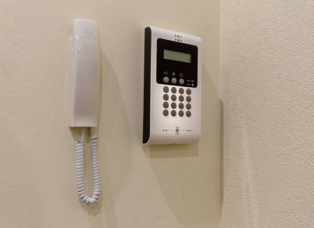 Можно установить абонентское устройство в квартире или ограничиться приложением на смартфоне Можно установить абонентское устройство в квартире или ограничиться приложением на смартфоне 