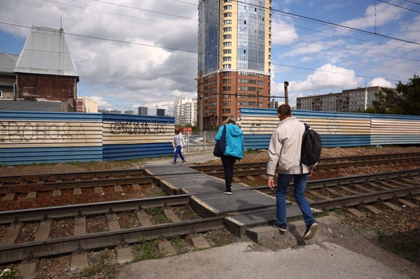 Переход через пути очень популярен у новосибирцев — по нему ходят от Писарева до Линейной Переход через пути очень популярен у новосибирцев — по нему ходят от Писарева до Линейной