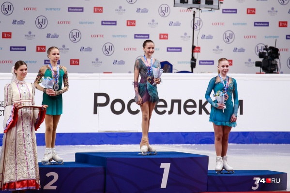 Пьедестал почёта заняли российские фигуристки Камила Валиева, Ксения Синицына, Виктория Васильева Пьедестал почёта заняли российские фигуристки Камила Валиева, Ксения Синицына, Виктория Васильева