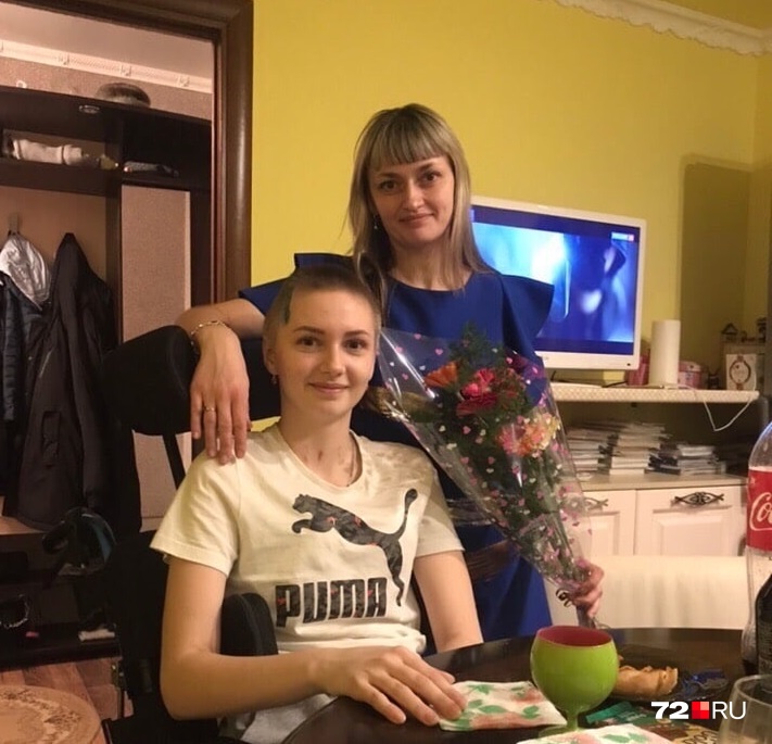 Алина с мамой Оксаной. На следующий день после выписки школьницы дома устроили небольшой праздник, чтобы поддержать Алину Алина с мамой Оксаной. На следующий день после выписки школьницы дома устроили небольшой праздник, чтобы поддержать Алину