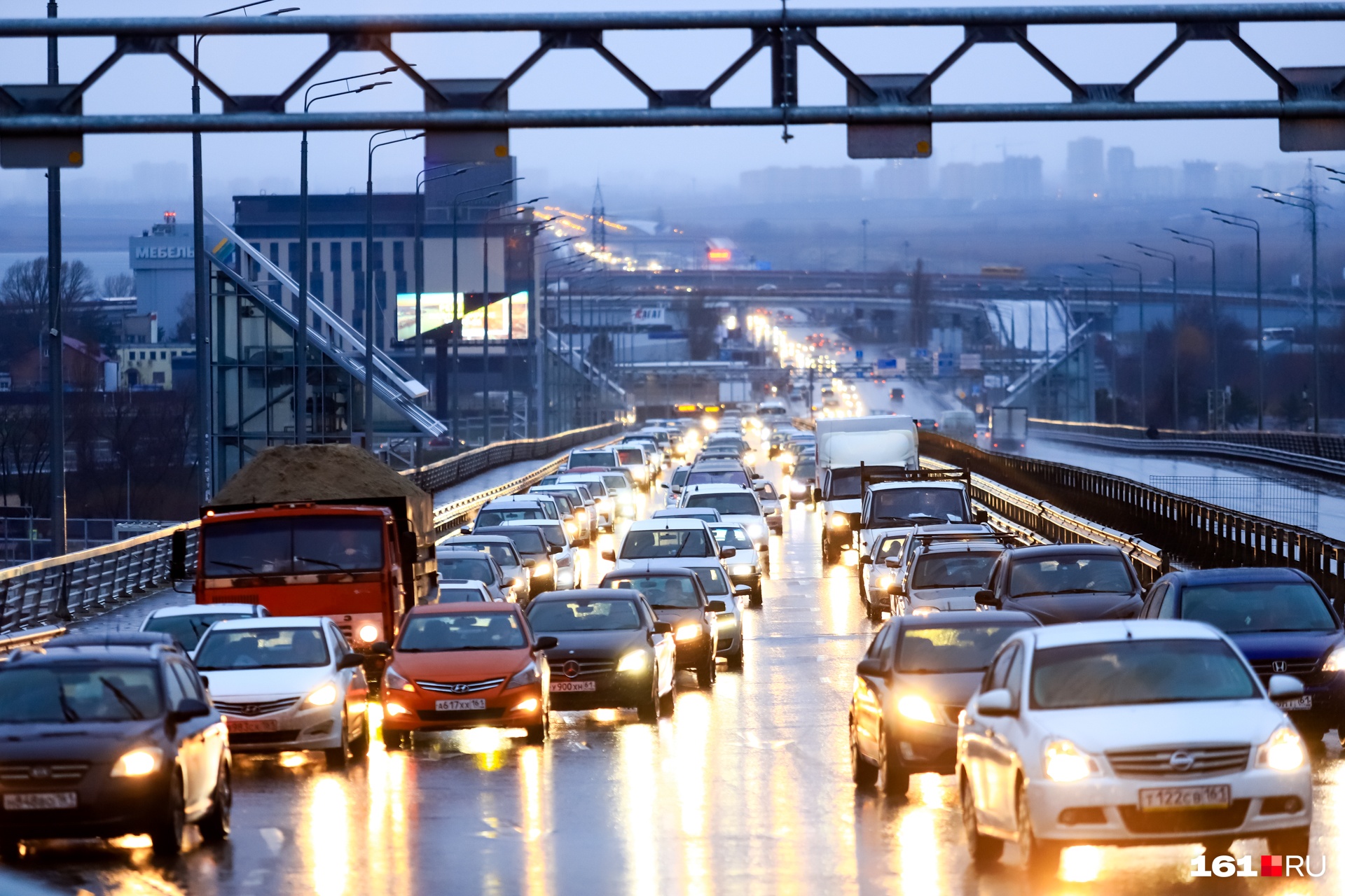 Транспортный коллапс: Ростов из-за сломанных светофоров сковали девятибалльные пробки