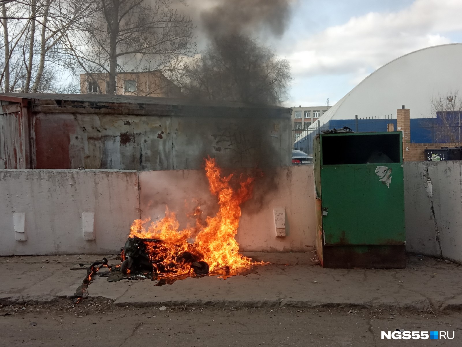 Горит начали. Мусорный бак для нуждающихся. Возгорание. Мусорный бак магнит. Леди мусорный бак.