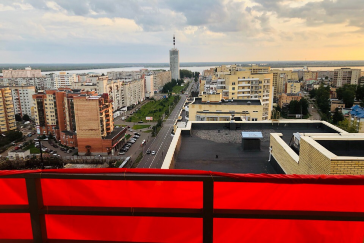 В Архангельске сегодня солнечно, местами знаки солидарности в виде красных полотен