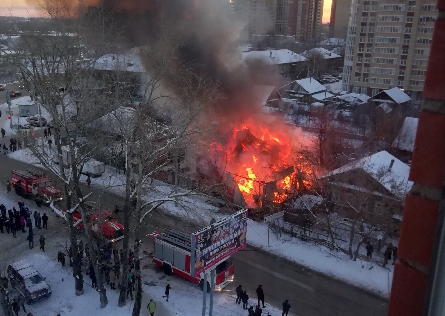 Пожар в перми. Пожар на Карпинского Пермь. Пожар в Перми в Индустриальном районе. Пожар в Перми сейчас в Индустриальном районе. Пермь пожар 02.02.2021.