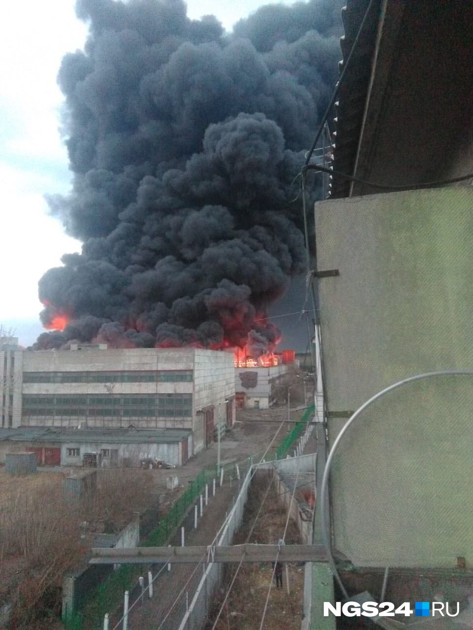 Вид на пожар в цехе Вид на пожар в цехе