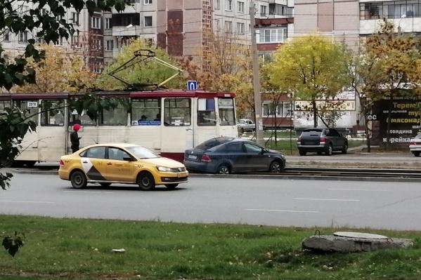 Легковой автомобиль пошёл на разворот Легковой автомобиль пошёл на разворот