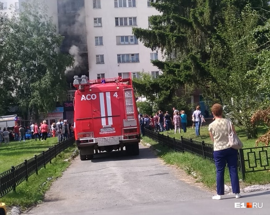 «Было два хлопка, и начали вырываться языки пламени»: что известно о пожаре в общежитии на Восточной