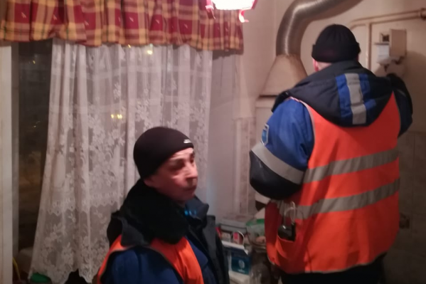 Сейчас сотрудники газовой службы и спасатели проверяют другие квартиры Сейчас сотрудники газовой службы и спасатели проверяют другие квартиры