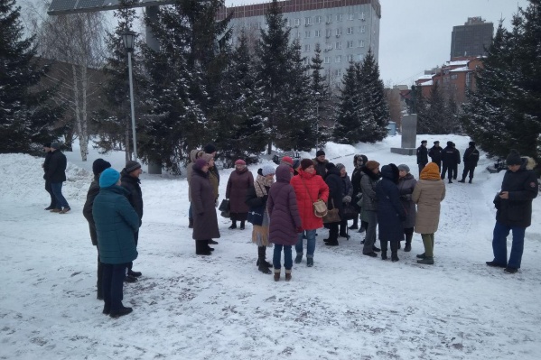 Пикет прошёл у фонтана рядом с театром «Глобус» Пикет прошёл у фонтана рядом с театром «Глобус»
