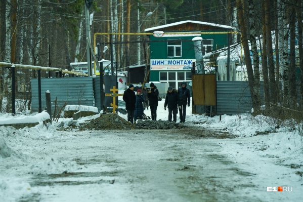 Могилу вырыли прямо около въезда на базу Могилу вырыли прямо около въезда на базу